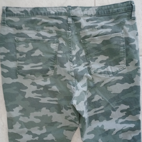 Universal Thread- Skinny Crop Camouflage Green and Gray Jeans - Picture 5 of 10